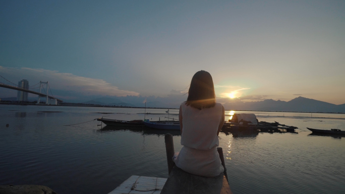 美女海边夕阳背影