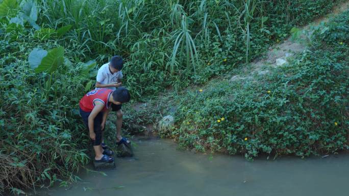 儿童玩水防溺水农村小孩玩水