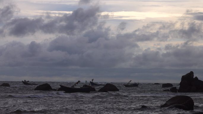 海浪渔船拍打礁石海风