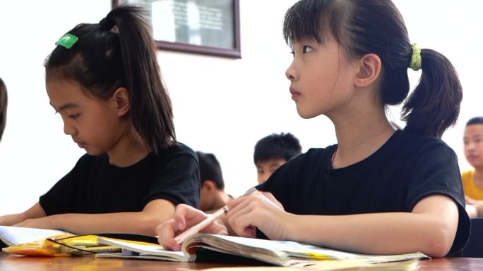 小餐桌 小学生报补习班 兴趣班的孩子特写