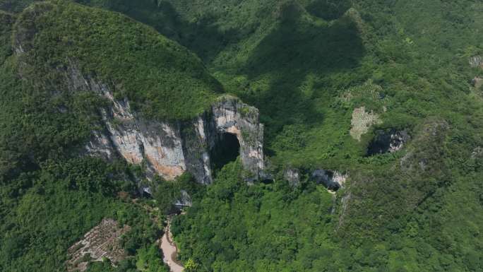 桂林喀斯特岩溶地貌独有的溶洞穿岩