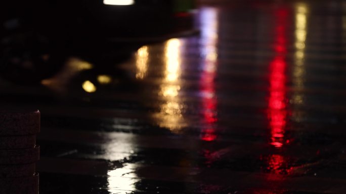 城市雨后夜色光斑路口信号灯