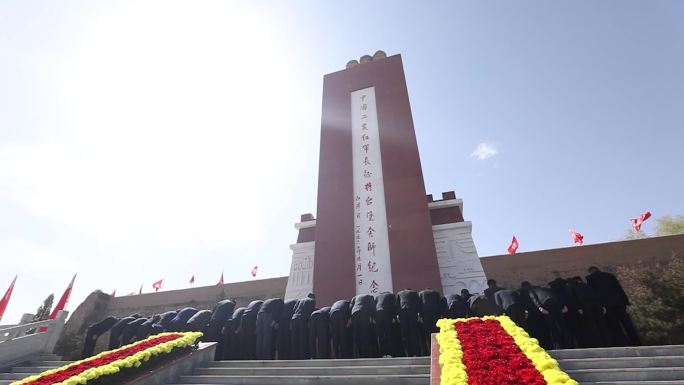 中国工农红军长征将台堡会师纪念碑前祭奠