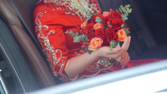 新娘手里的红色玫瑰手捧花