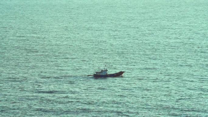 海上漂泊着一只孤独的小船