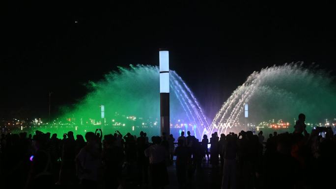 大连东港夜晚喷泉旅游人群景点步行游轮烟花