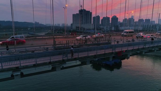 女生独自行走在日落晚霞中的武汉晴川桥航拍