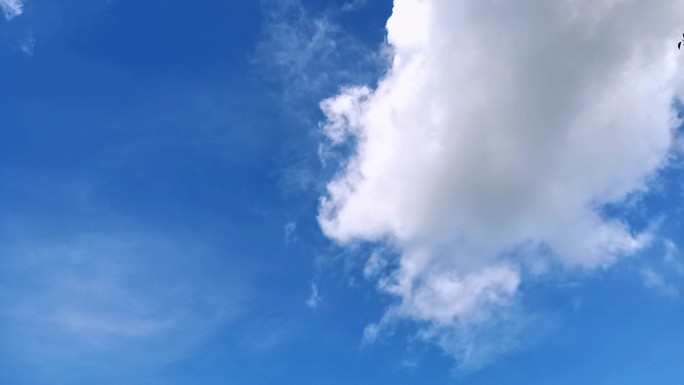 蔚蓝天空云朵流动延时摄影晴天云层变换