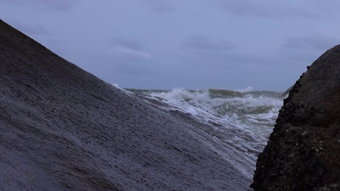 海浪 浪花飞溅 拍打礁石