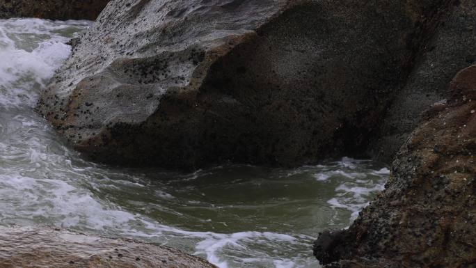 海浪浪花飞溅拍打礁石波涛汹涌