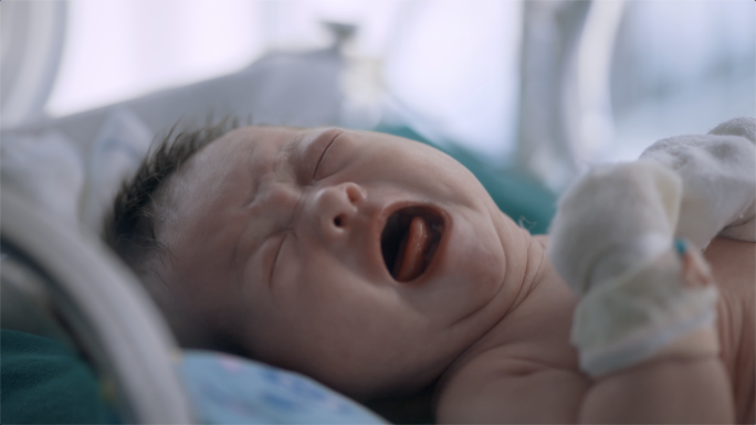 医院婴儿房婴儿哭泣刚出生的婴儿