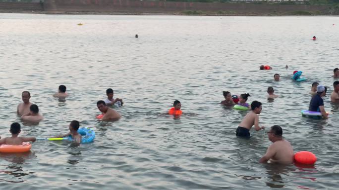 夏天沅江傍晚人群私自下河游泳纳凉河边浴场