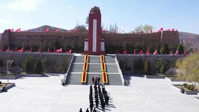 中国工农红军长征将台堡会师纪念碑前祭奠