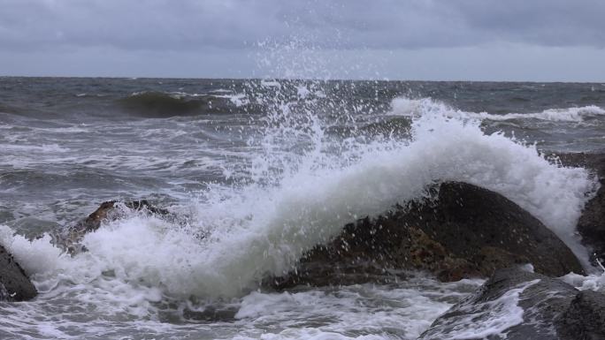 海浪 浪花飞溅 拍打礁石