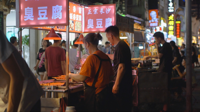 夜晚小吃街美食街人群