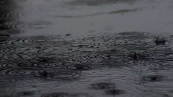 暴雨 越下越大的雨水滴落地面上