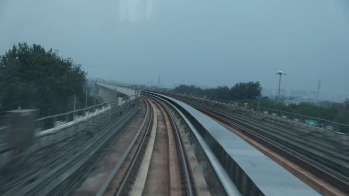 地铁轨道线路上穿梭镜头蜿蜒后退能看到铁轨