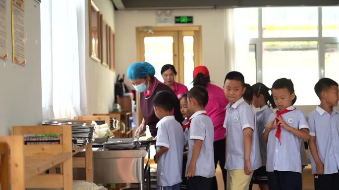 小餐桌 小学生托管机构 孩子们排队打餐