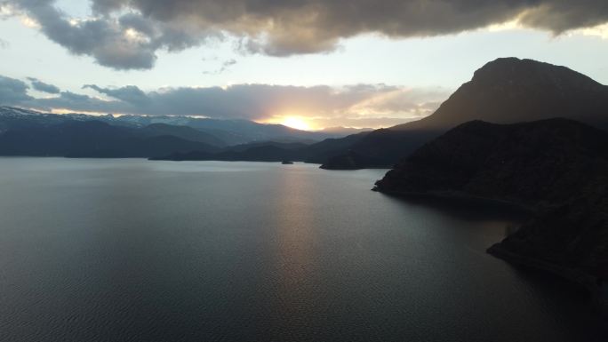 4K航拍湖畔岛屿阳光穿过云层