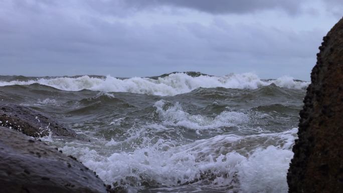 海浪 浪花飞溅 拍打礁石