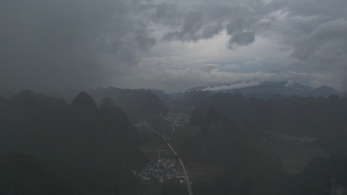 暴风雨中航拍广西山区马山