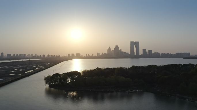 苏州著名建筑东方之门与著名景点金鸡湖风光