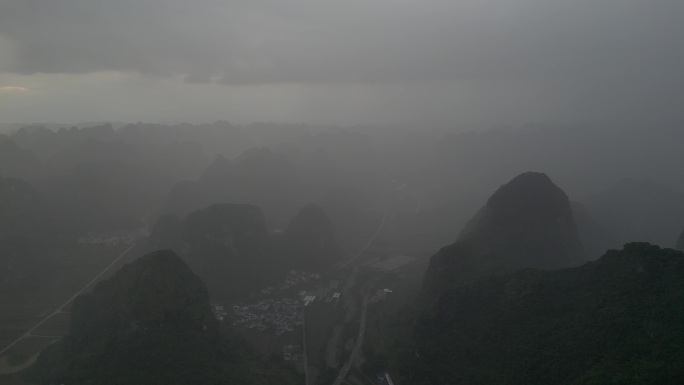 暴风雨中航拍广西山区马山