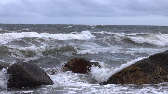 海浪 浪花飞溅 拍打礁石