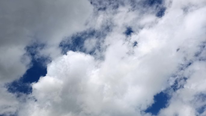 天空浓密飘动云朵延时摄影飞机掠过