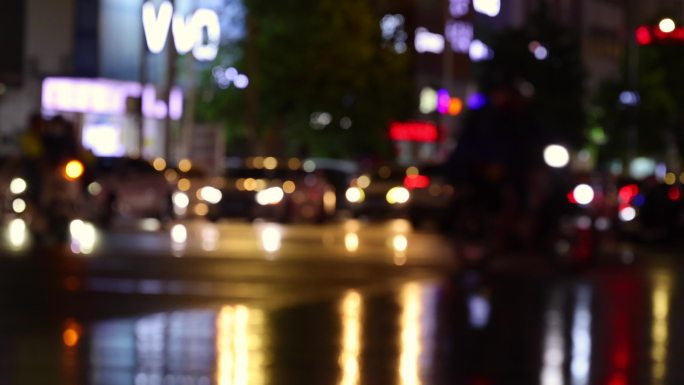 城市雨后夜色霓虹光斑车水马龙