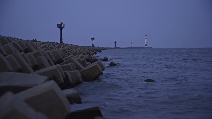 上海吴淞口海岸边的防波提与灯塔