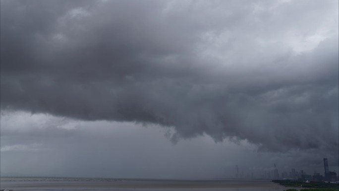 深圳海面台风来临暴风雨来临前景象晴转阴雨