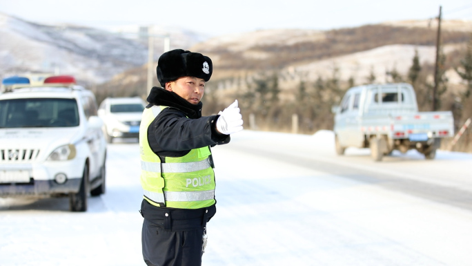 雪天交警指挥交通