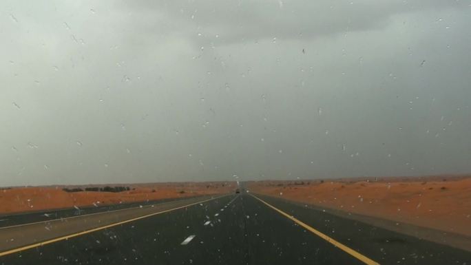 阿联酋雨天公路雨滴落在车窗