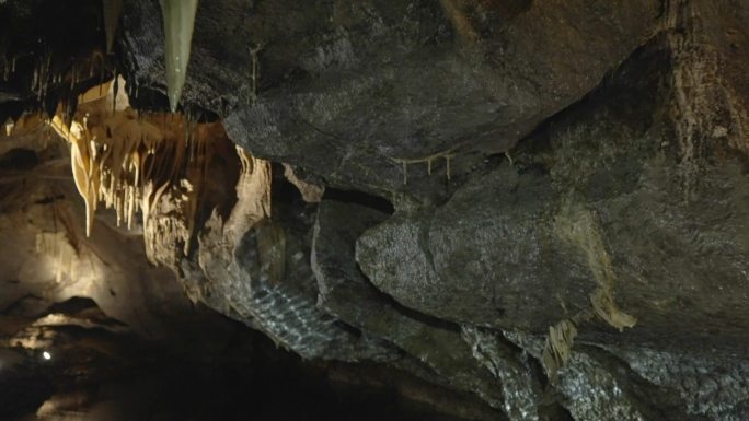 弗马纳郡科学家考察大理石洞穴溶洞岩石