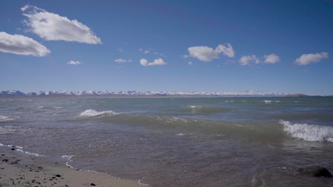 西藏纳木措岸边海浪