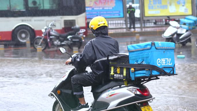 4K雨中外卖小哥 雨中城市 过马路人群