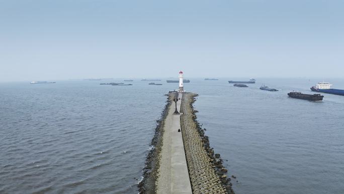 无人机视角航拍海岸堤坝小路与灯塔