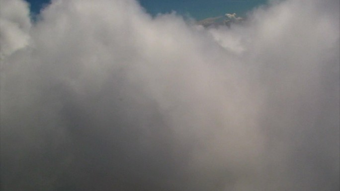 阿联酋人工降雨工作员驾机穿破云层