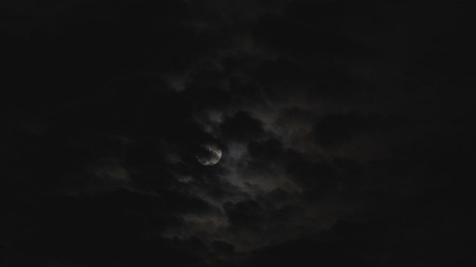 圆月在云中穿梭