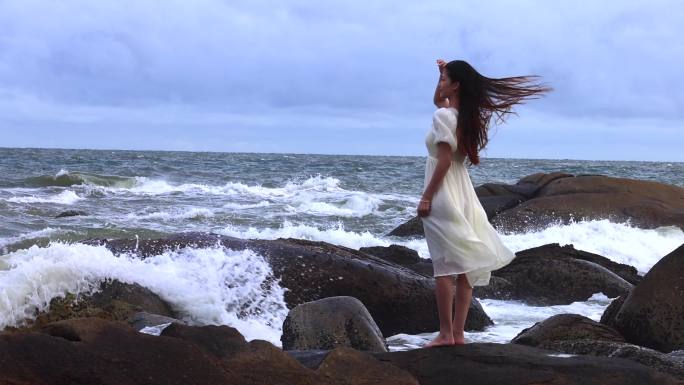 海边美女面朝大海长发飘飘