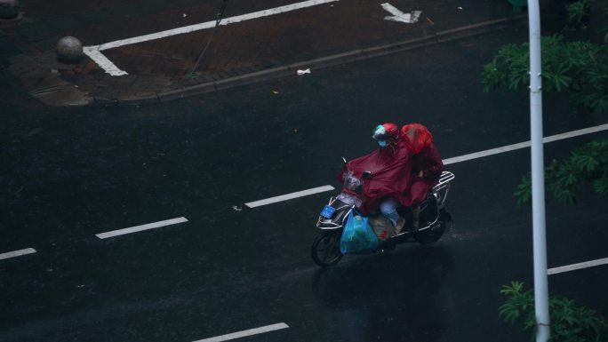 红色雨衣骑手