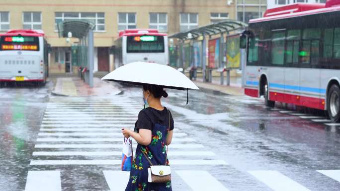 4K雨中城市 雨中公交 雨中过马路人群
