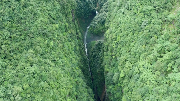 峡谷溪流瀑布航拍4K