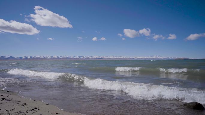 西藏纳木措岸边海浪