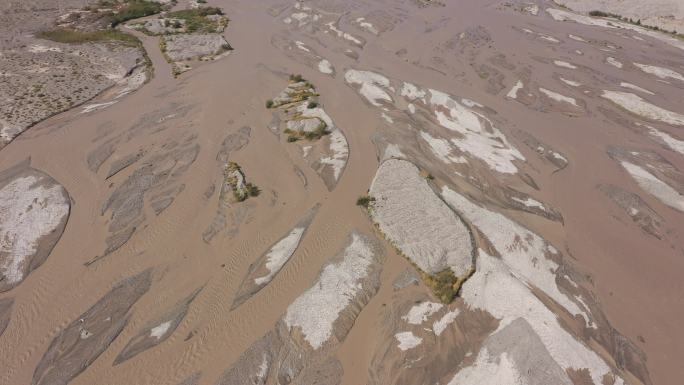 俯拍沙河水流