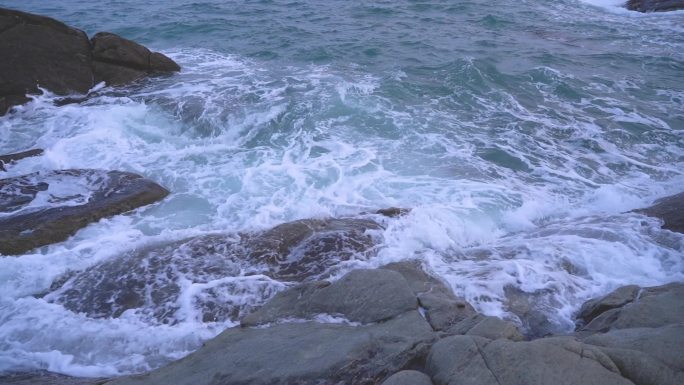青岛海岸线波涛汹涌的海浪