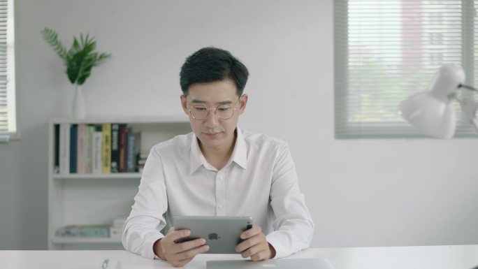 商务男士用iPad平板办公抠像