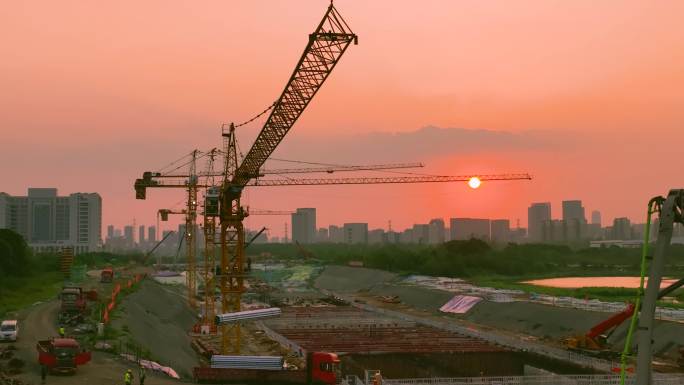 夕阳塔吊农民工建筑工地作业日落夕阳剪影