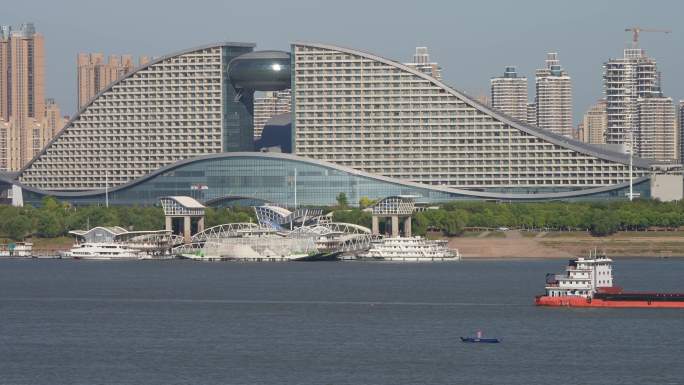 武汉洲际酒店前的长江江面上一艘轮船驶过
